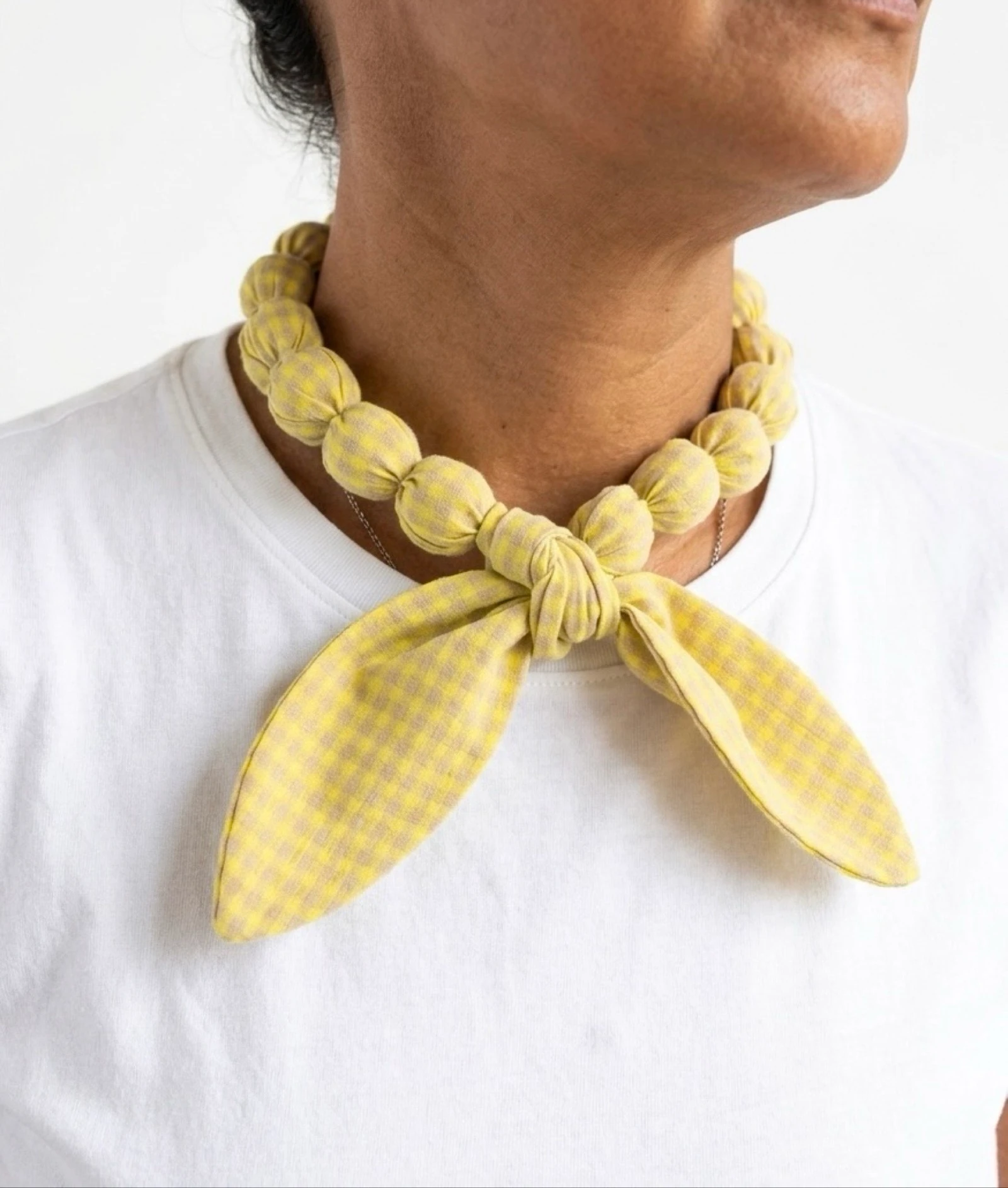 Collar textil anudado pañuelo 